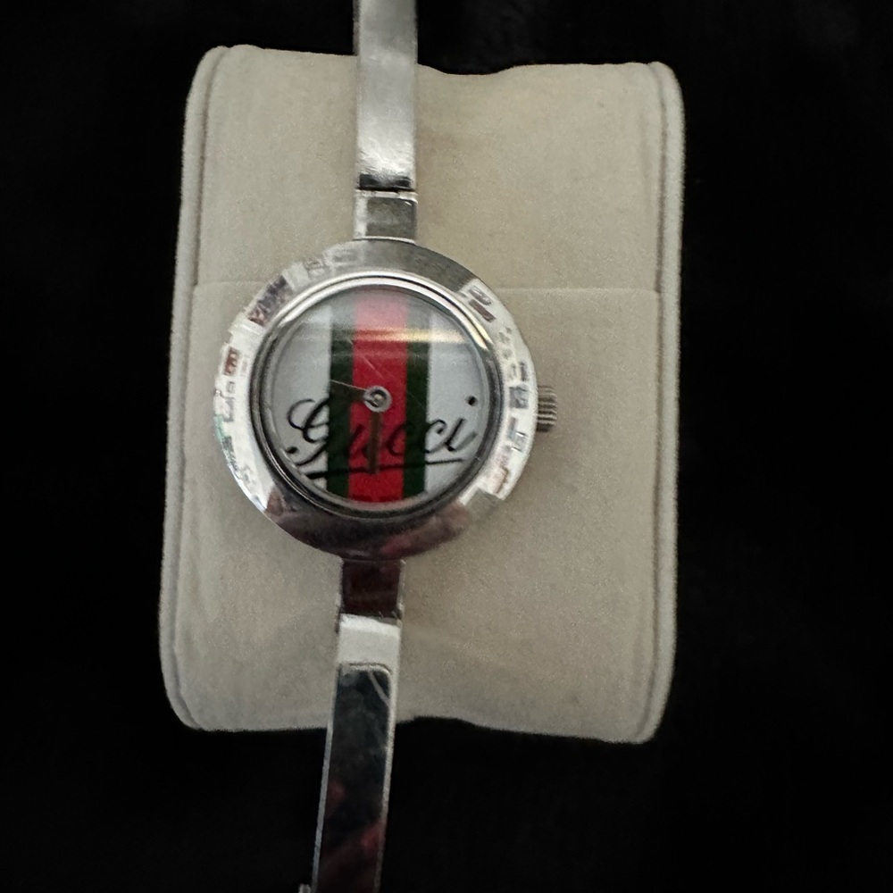 100% authentic Ladies Gucci series 105 bangle watch.